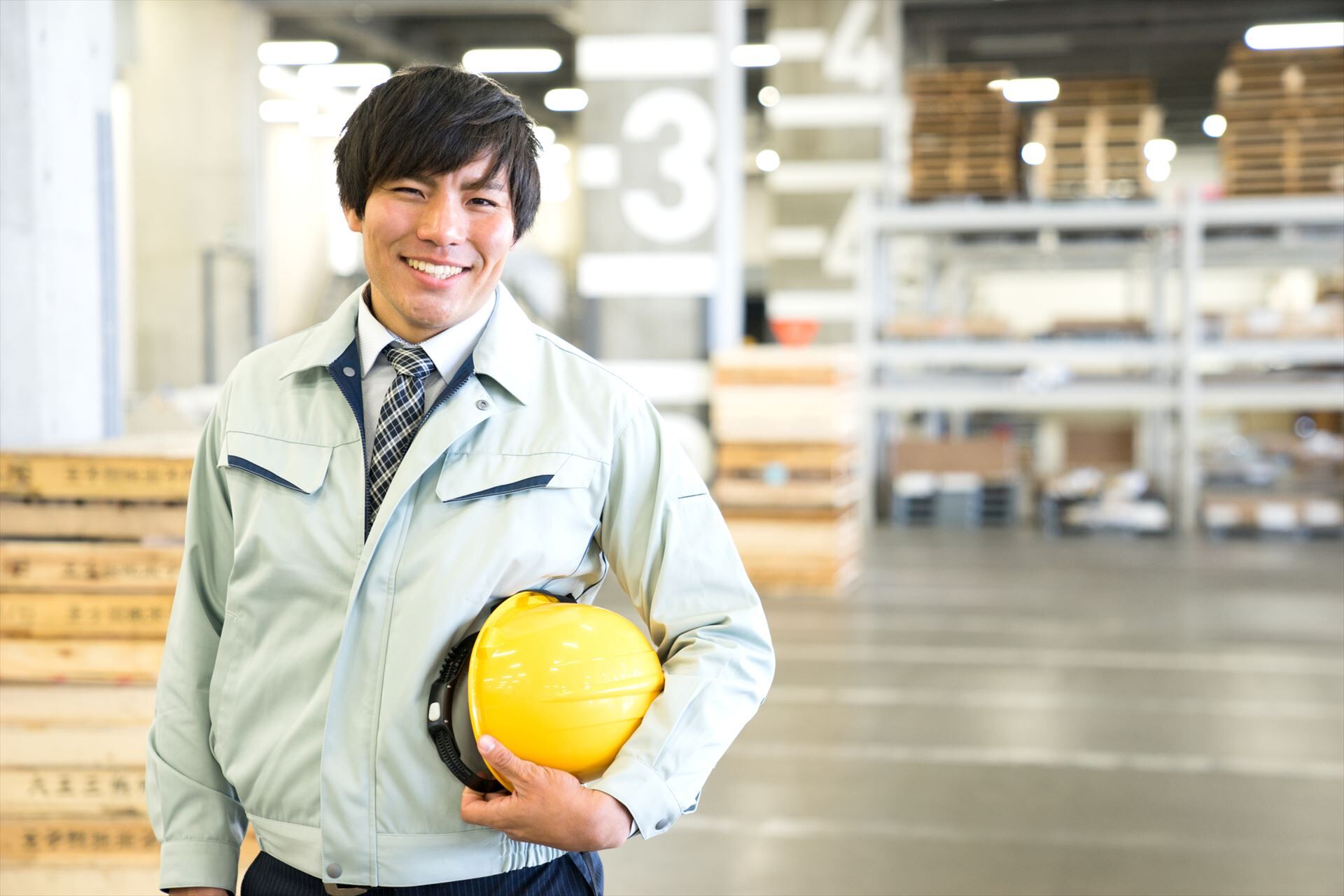 物流倉庫内で働くスタッフ